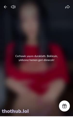Cerhak Kırmızı Tişörtünün Altında Neler Sakladığını Gösteriyor