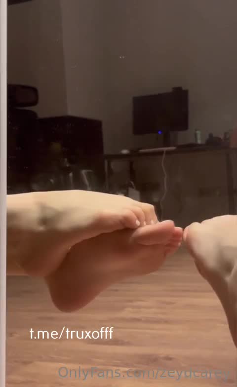 Alya Vural Yeni Bakımlanmış Ayakları