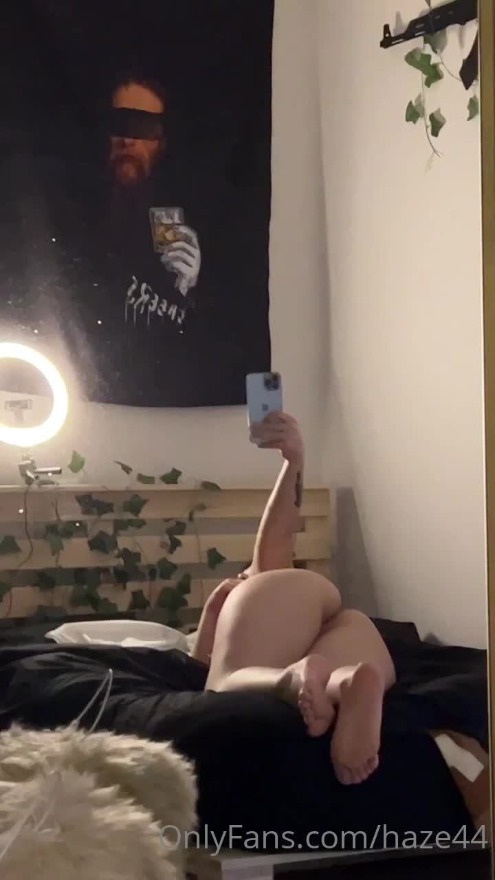 Kalçası Dolgun Hatundan Ayna Karşısından Nude