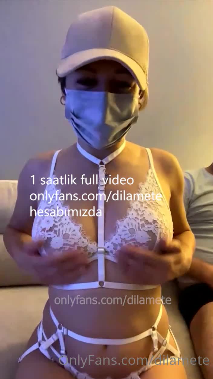 Beyaz Jartiyerli Milf Hem Sevgilisini Hem Kocasını Doyuruyor (Full Hali Yakında)