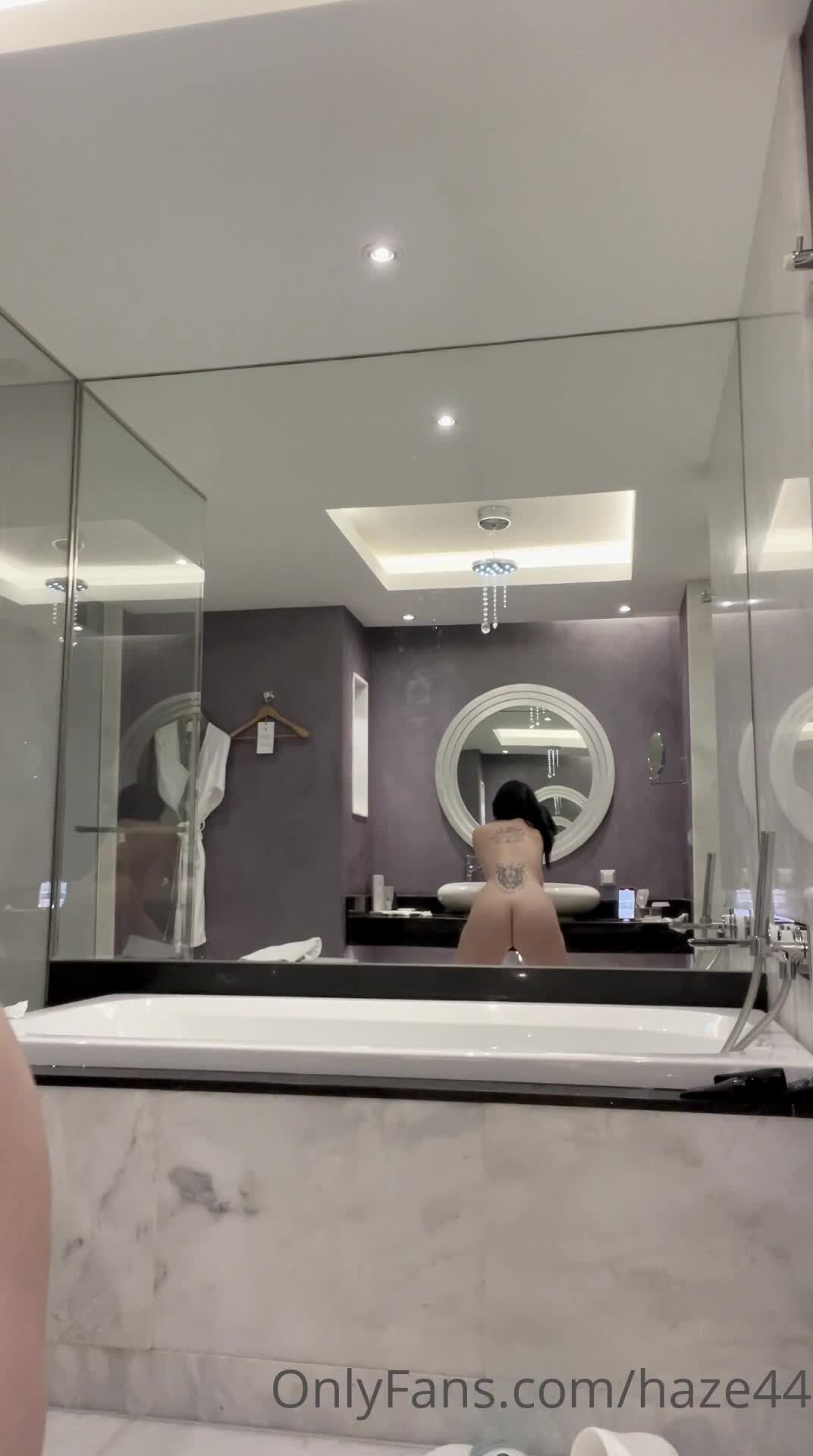 Suit Odasındaki Tuvalette Twerk Atıyor
