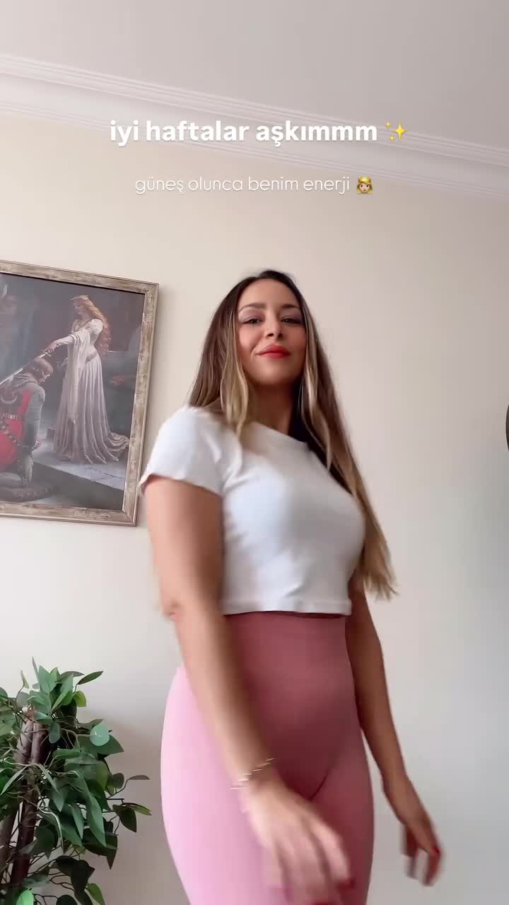 Pembe Taytından Amcığı Tabak Gibi Ortada