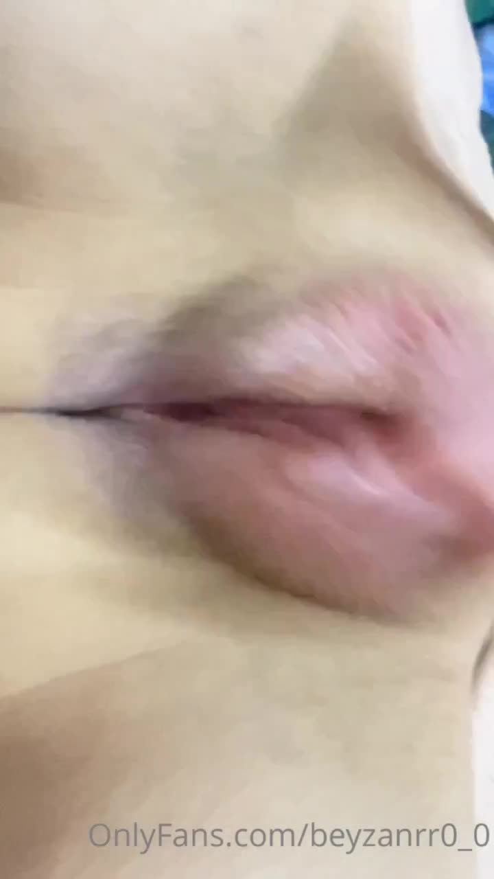 İnleye İnleye Pembe Amcığını Okşuyor