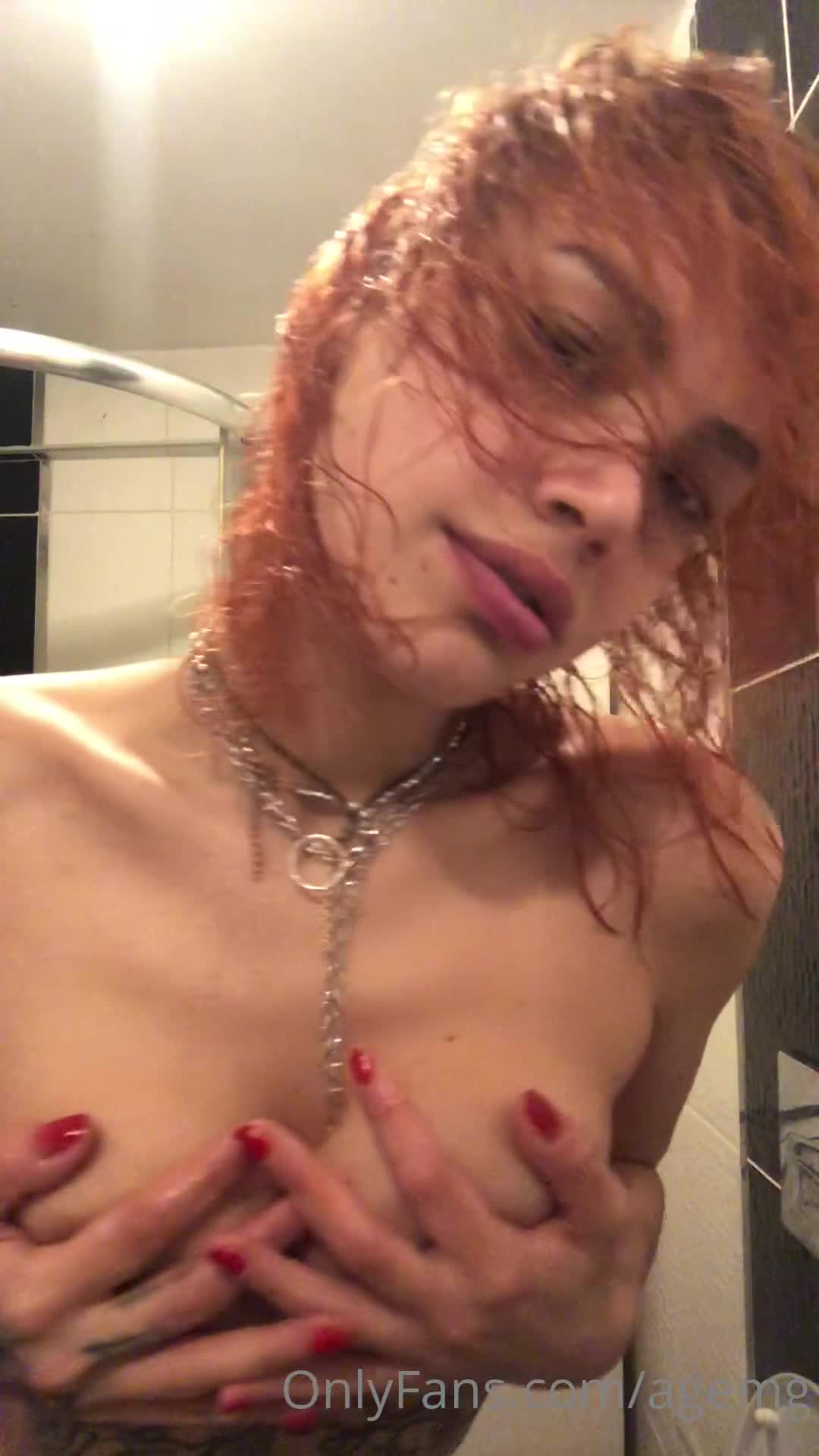 Pembe Şeker Ecem Duştan Çıktıktan Sonra Memeleri ile Oynuyor