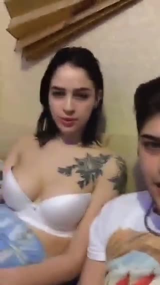 Sütyenle Yayında Sevgilisini Gösteriyor